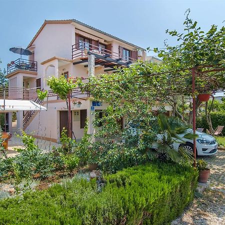 Apartments Viktor 罗戈兹尼察 外观 照片