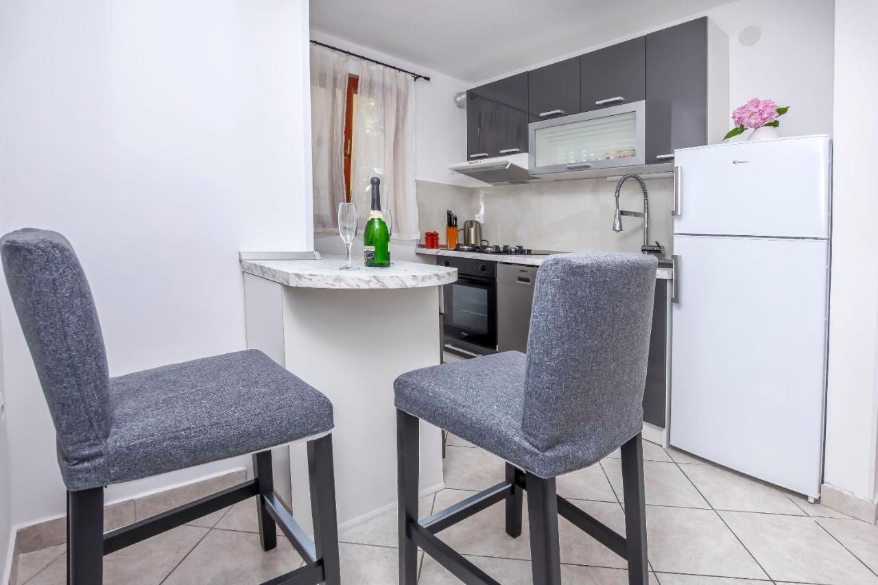 Apartments Viktor 罗戈兹尼察 外观 照片