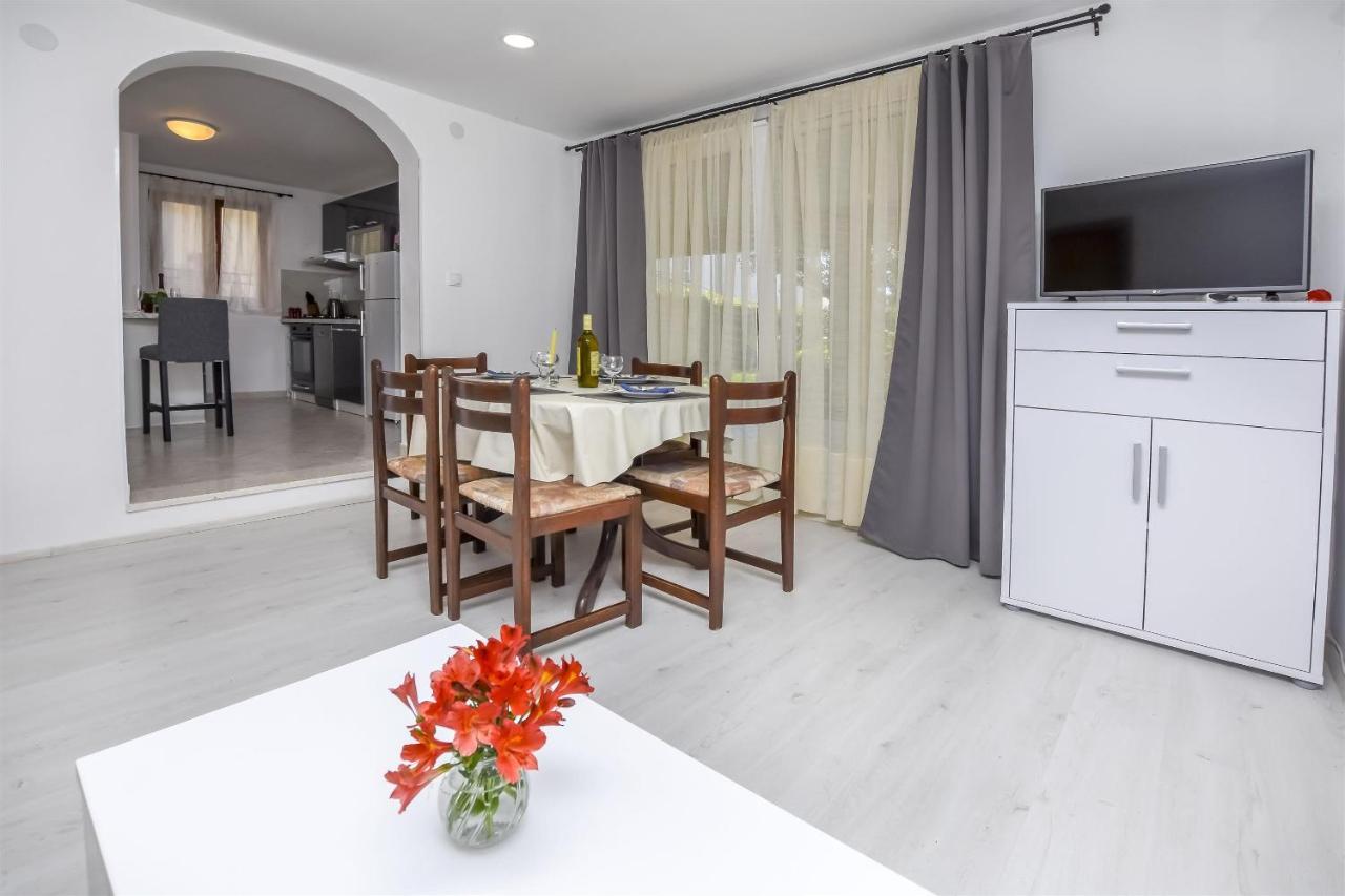 Apartments Viktor 罗戈兹尼察 外观 照片